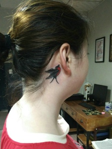 个性女孩耳后一只小鸟纹身图案