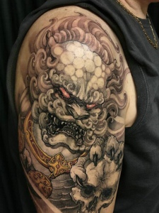大臂经典十足的唐狮纹身图案