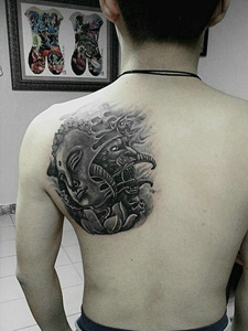 佛像与机械混合的后背纹身图案