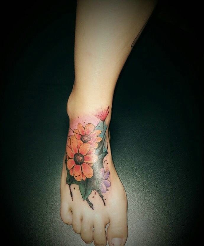 点击大图看下一张：脚背鲜艳夺人的彩色花朵纹身图案