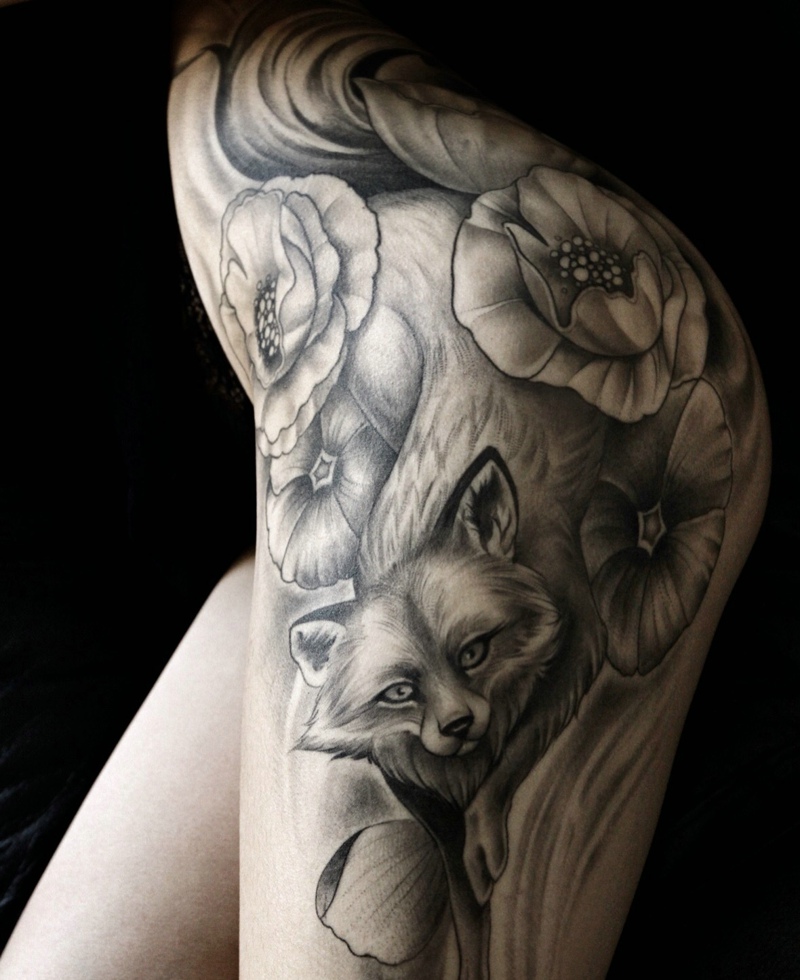 点击大图看下一张：臀部上的动物与花朵黑灰纹身图案