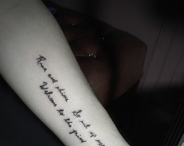 点击大图看下一张:手臂一款时尚清新英文纹身图案