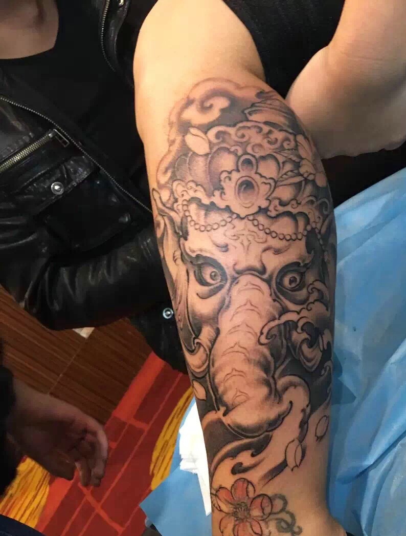 点击大图看下一张：新时尚耐看的小象神纹身图案