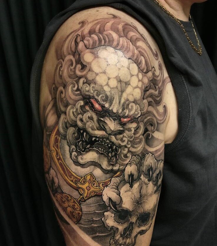 点击大图看下一张：大臂经典十足的唐狮纹身图案