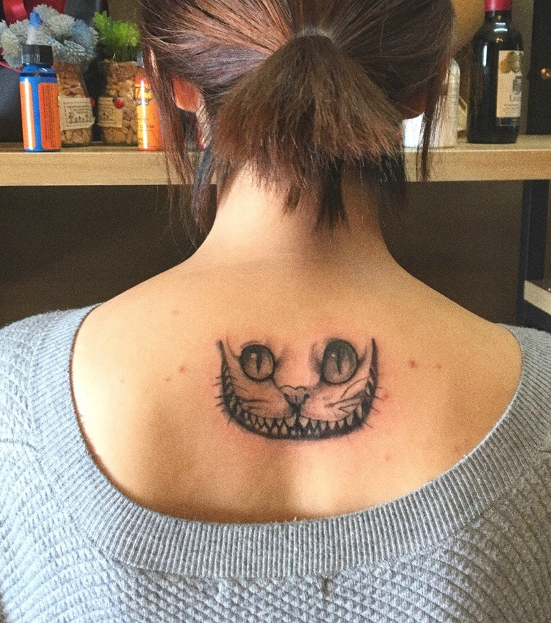 点击大图看下一张：女生后背一只呆萌的小猫纹身图案