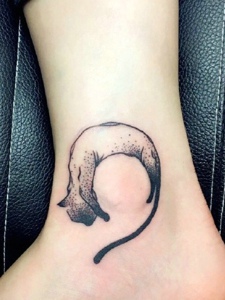 脚腕上的小动物纹身图案很可爱