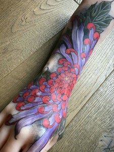 时尚漂亮的手臂花朵纹身图案