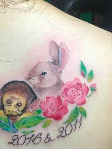 后背可爱动人的彩色动物纹身图案