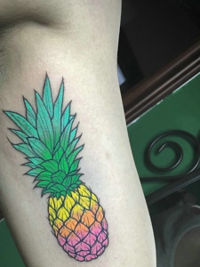 侧腰部看着就想吃的菠萝纹身图案