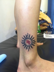 小腿外侧另类小太阳纹身图案