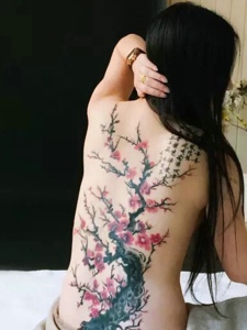 长发美女后背非常漂亮的纹身图案