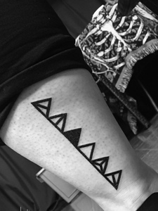 小腿外侧几何图案纹身刺青很有趣
