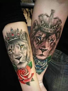 手臂一对彩色狮子头情侣纹身图案