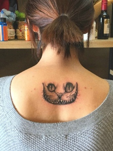 个性女孩后背大眼小猫纹身图案