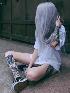 街头女孩的花臂纹身刺青引领时尚