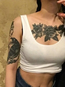 性感女孩有着漂亮的图腾纹身刺青