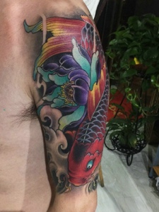 五颜六色的花臂鲤鱼与莲花纹身图案