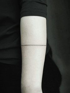 一款非常简单的手臂一字型纹身图案