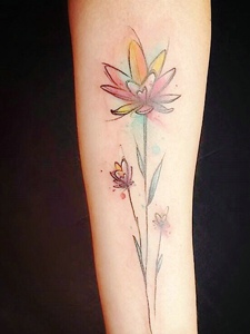 唯美好看的手臂水彩花朵纹身图案