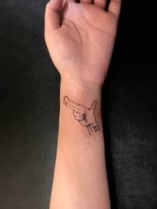 手腕一只简单的水枪纹身图案