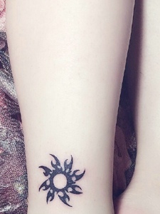 裸脚上的另类小太阳纹身图案