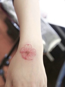 小清新优雅的手臂小樱花纹身图案