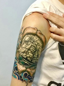 手臂个性小帆船纹身图案很有趣