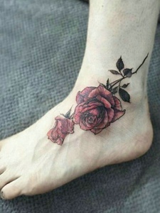 脚背彩色花朵纹身图案十分漂亮