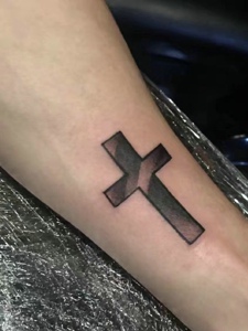 手臂一款个性有趣的十字架纹身图案