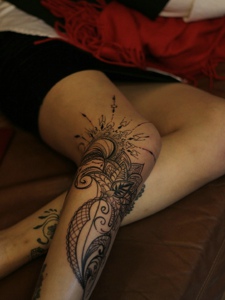 腿部时尚海娜纹身图案很漂亮