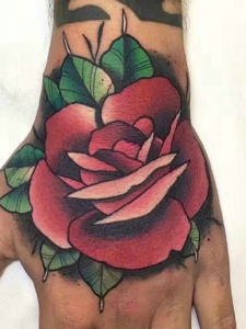 男士手背抢眼的红玫瑰纹身图案