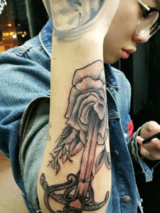 个性玫瑰与十字架一起的手臂纹身图案