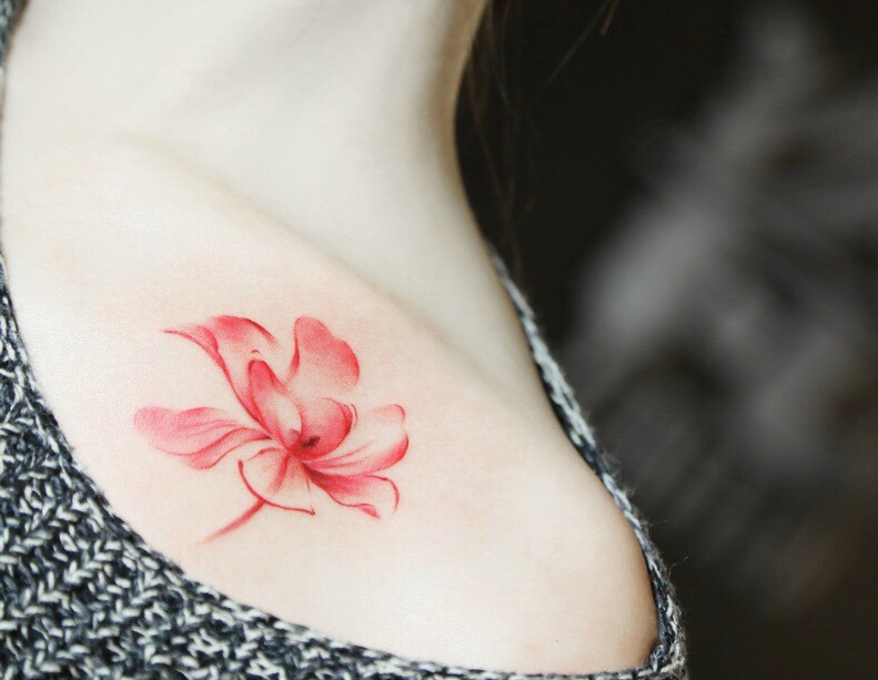 点击大图看下一张：女生锁骨处鲜艳美丽的莲花纹身图案