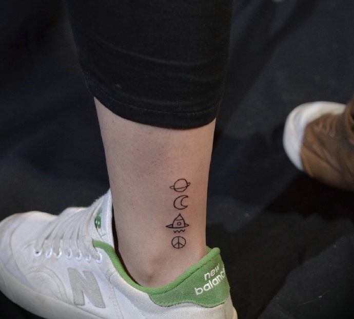 点击大图看下一张：小腿处简单个性小图案纹身刺青