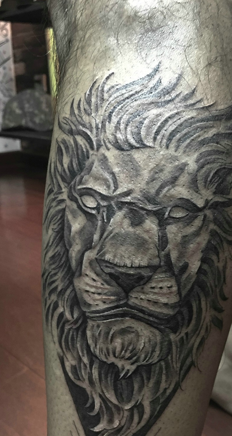 点击大图看下一张：包小腿经典霸气的狮子头纹身图案