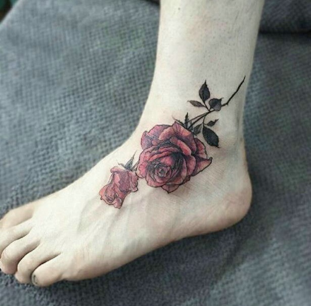 点击大图看下一张：脚背彩色花朵纹身图案十分漂亮