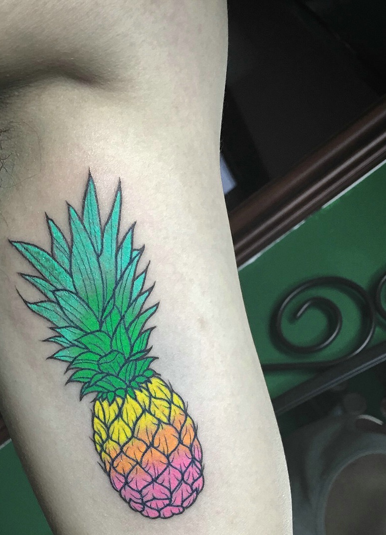 点击大图看下一张：侧腰部看着就想吃的菠萝纹身图案