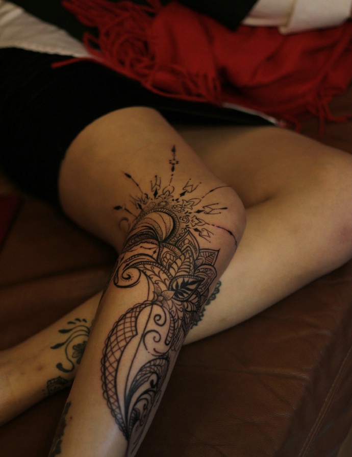 点击大图看下一张：腿部时尚海娜纹身图案很漂亮