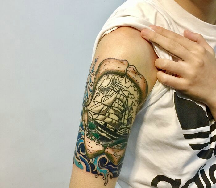 点击大图看下一张：手臂个性小帆船纹身图案很有趣