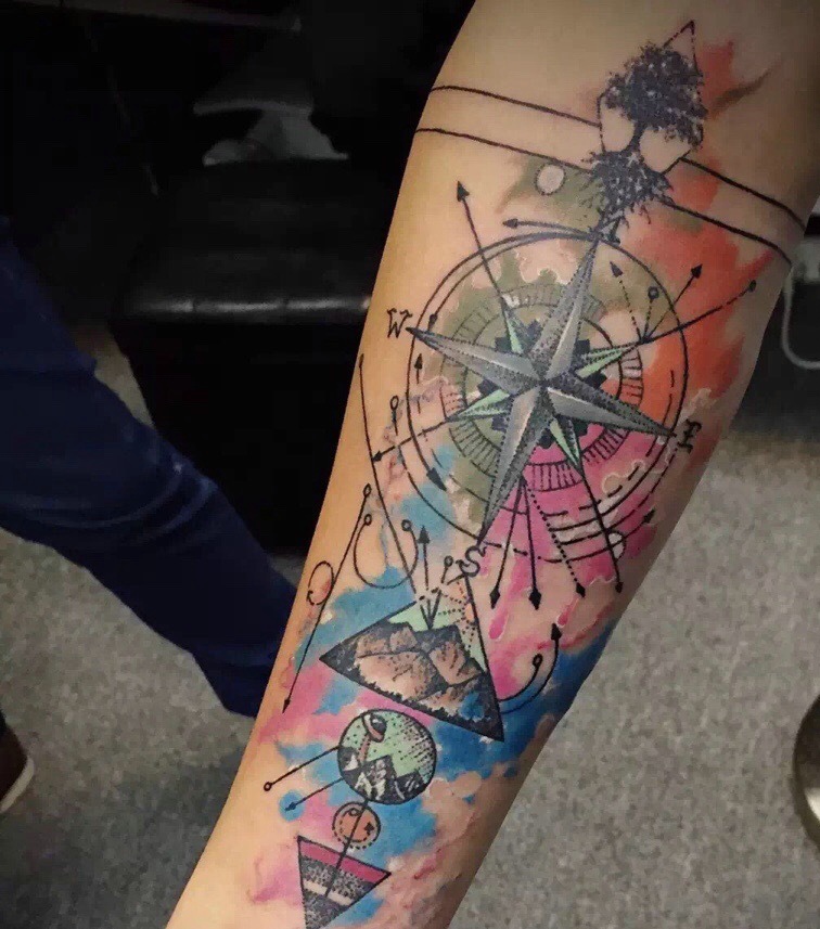 点击大图看下一张：水彩指南针手臂纹身图案很个性