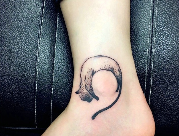 点击大图看下一张：脚腕上的小动物纹身图案很可爱