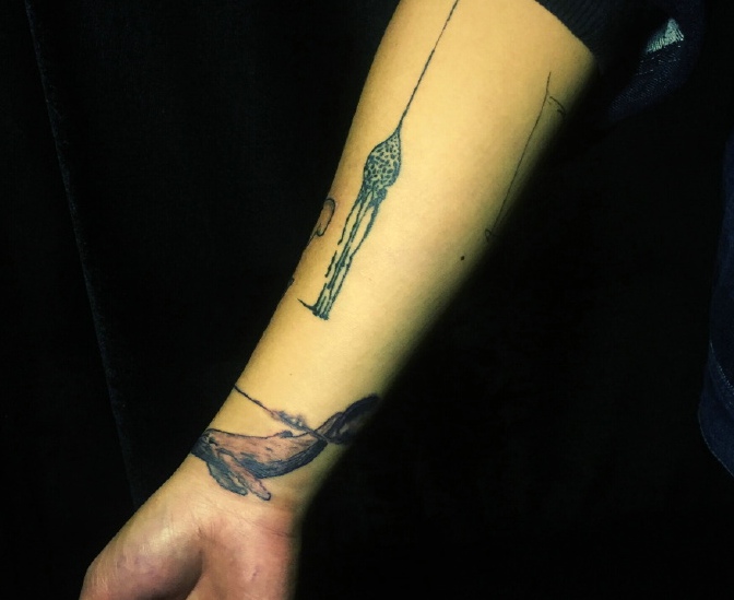 点击大图看下一张：手臂个性年轻有活力的图腾纹身刺青