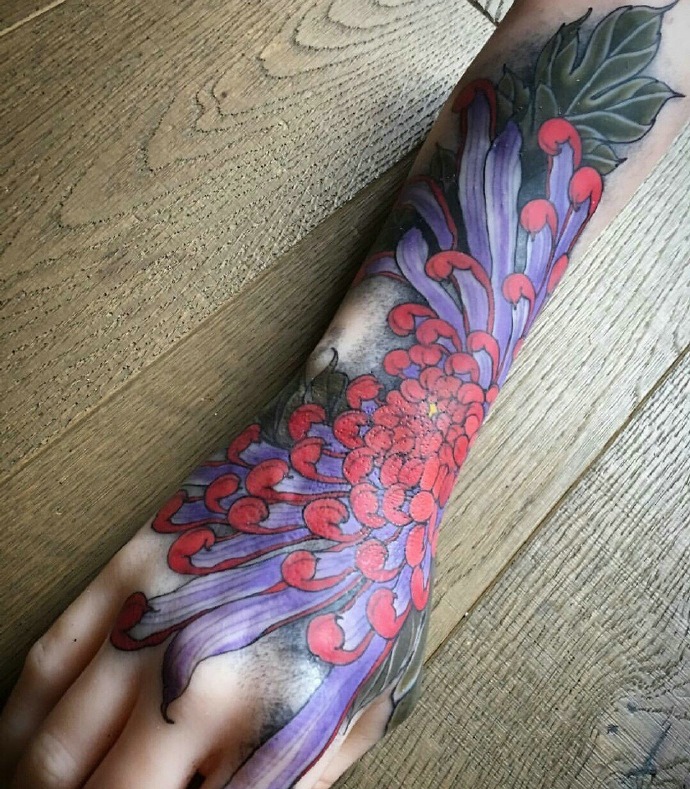 点击大图看下一张：时尚漂亮的手臂花朵纹身图案