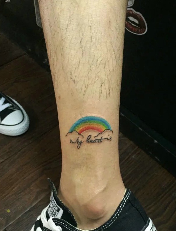 点击大图看下一张：七彩虹与小英文一起的腿部纹身图案