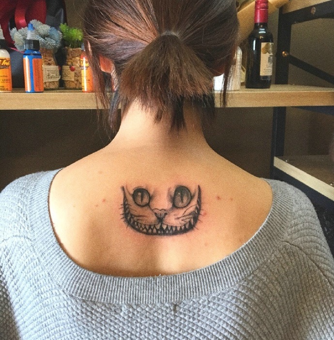 点击大图看下一张：个性女孩后背大眼小猫纹身图案