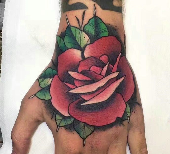 点击大图看下一张：男士手背抢眼的红玫瑰纹身图案