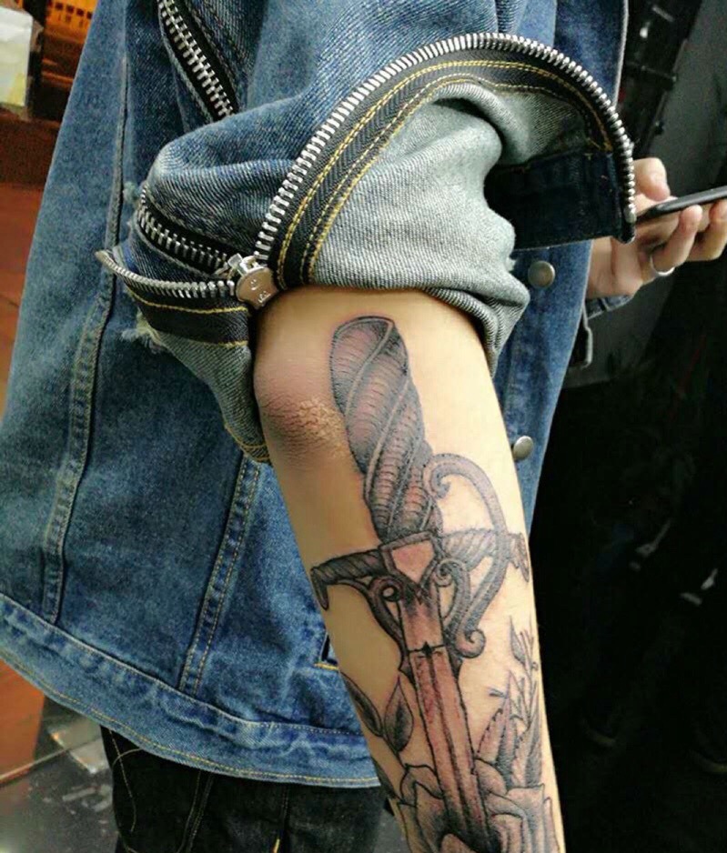 点击大图看下一张：个性玫瑰与十字架一起的手臂纹身图案