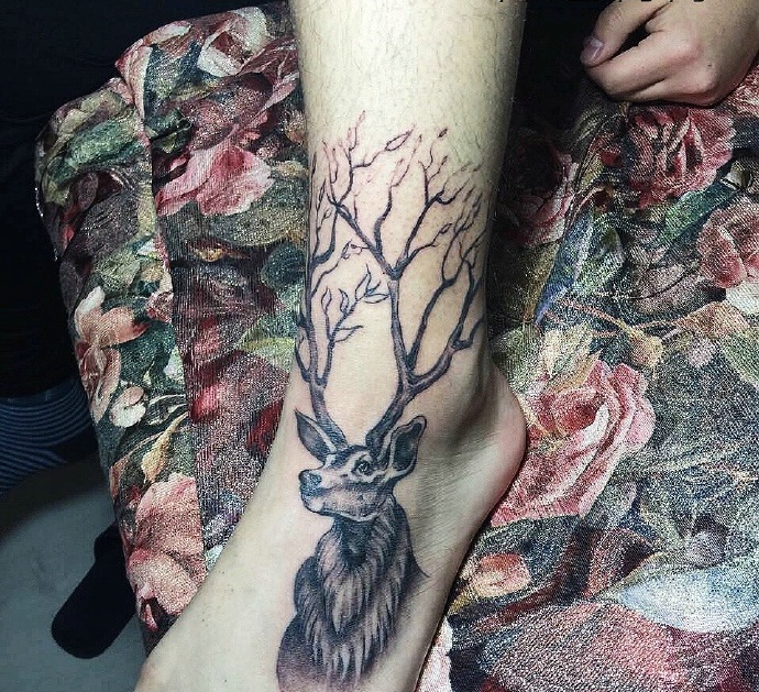 点击大图看下一张：脚背上的可爱小鹿纹身图案