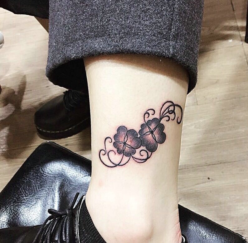 点击大图看下一张：裸脚侧边上的时尚图腾纹身刺青