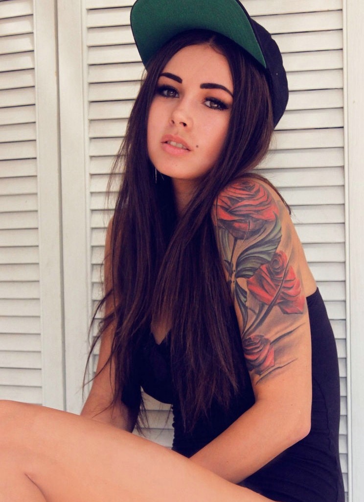 点击大图看下一张：漂亮女孩花臂花朵纹身图案